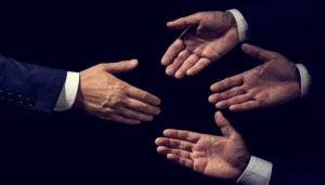 差し出される複数の握手