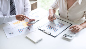 資料を確認する男女