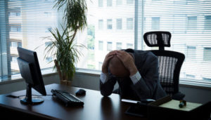 頭を抱える経営者