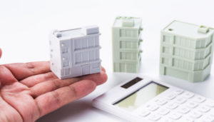 手のひらにビルのおもちゃを載せる