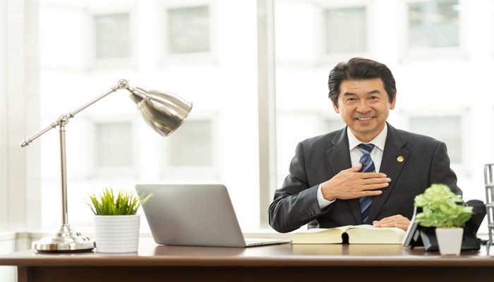 胸に手をあてる弁護士