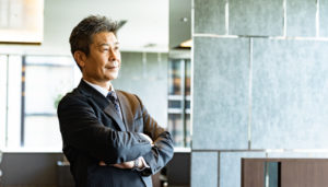 遠くを見つめる経営者