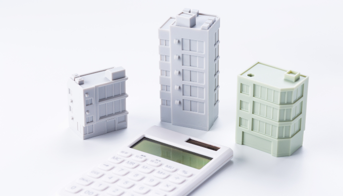 電卓とビルの模型
