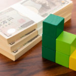 札束とグラフの積み木