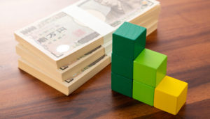 札束とグラフの積み木