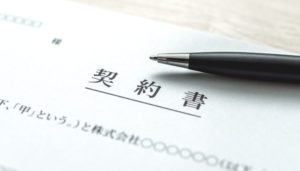 契約書とボールペン