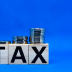 TAXと記載された木のブロック