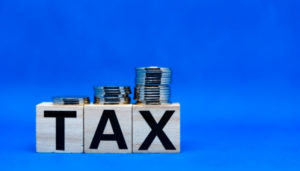 TAXと記載された木のブロック